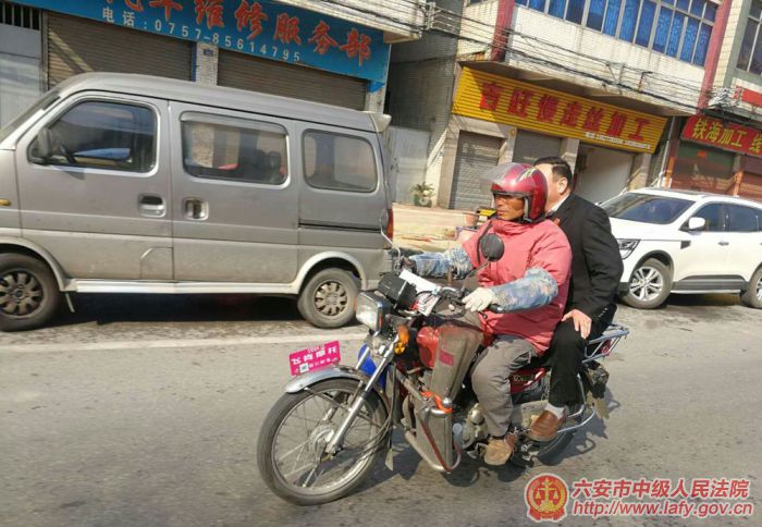 2月11日，霍山县法院执行干警外出广东，乘坐摩的办案.jpg