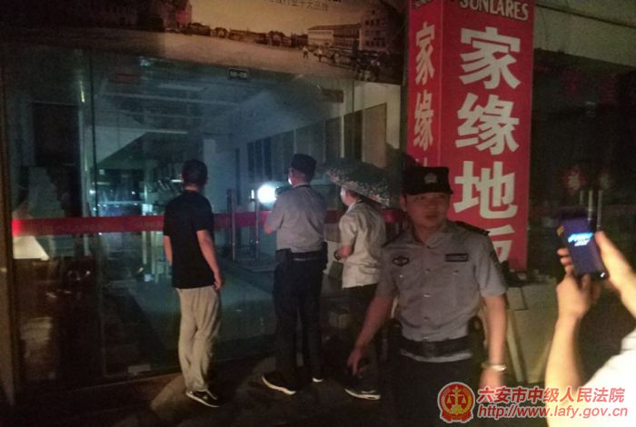 图为干警在被执行人可能藏匿的住处外探查.jpg