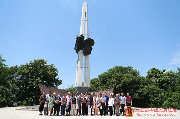 11在六霍起义纪念塔下合影.JPG