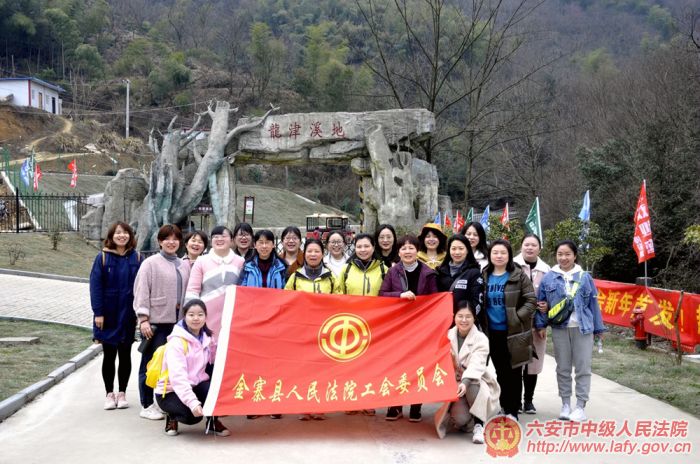 登山女干警合影.jpg